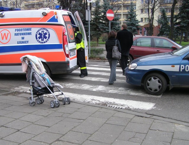 Na szczęście dzieci nie ucierpiały, uszkodzony został tylko wózek.
