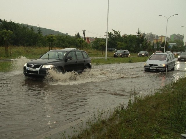 Zalana ulica Krakowska w Kielcach.