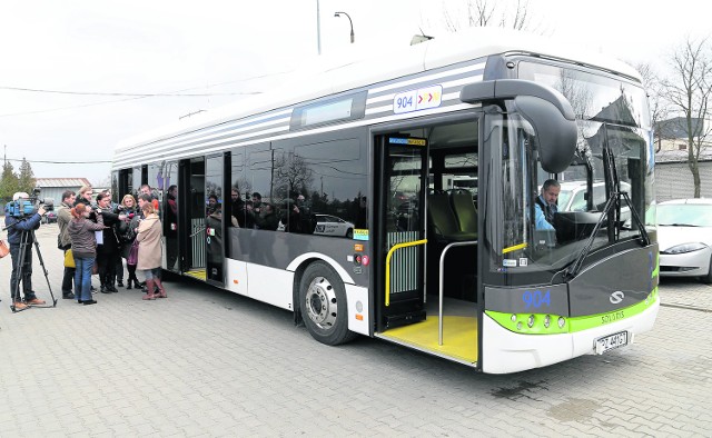 Białystok. KPKM testuje nowy autobus na prąd.Solaris Urbino ma napęd elektryczny. Został wyprodukowany w 2014 roku. Na jednym doładowaniu może przejechać 140-150 kilometrów. W autobusie jest 31 miejsc siedzących.