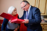 Pani Regina Juda z Przewłoki w gminie Łoniów obchodziła 100 urodziny. Jubilatka zaraża pogodą ducha i uśmiechem 