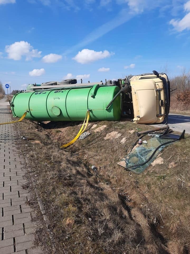 Wypadek na Szosie Kruszewskiej. Zderzenie ciężarówki z osobówką. Kierowca był zakleszczony w kabinie