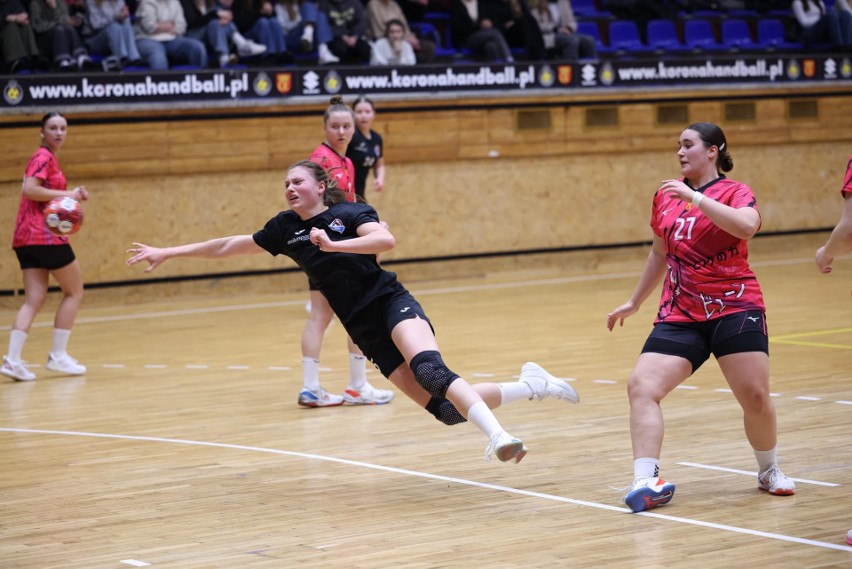 Mistrzostwa Polski Juniorek w piłce ręcznej. Korona Handball Kielce wygrała pierwszy mecz w 1/4 finału z SSPR Szczypiorniak Ustka