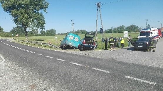 Wypadek w Biechowie na krajowej trasie 79. Kierowcy ranni 