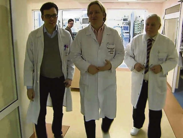 Zdjęcie pochodzi z dokumentalnego cyklu „Młodzi lekarze”, który można oglądać  o godzinie 21.25 w TVP 1.  Radek Smoczyński -  pierwszy od lewej