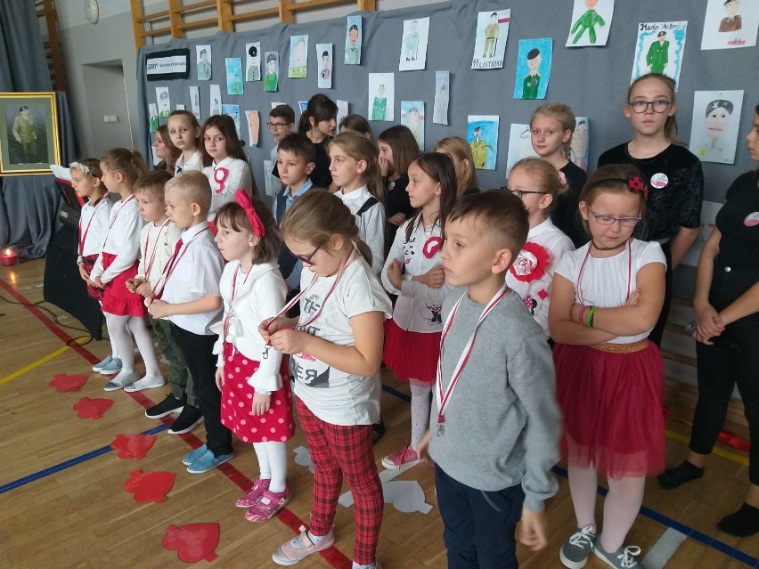 Uczniowie Szkoły Podstawowej w Kowali śpiewali Hymn Polski. Uczczono też pamięć patrona generała Hedy "Szarego" [ZDJĘCIA]