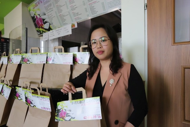 Lilly Tran, właścicielka sieci restauracji Ha Long po raz kolejny zaangażowała się w przygotowanie Śniadania Wielkanocnego dla samotnych. W tym roku w formie paczek żywnościowych wzbogaconych upominkami posiłki trafią pod drzwi najbardziej potrzebującychy. Rozwiozą je wolontariusze.Czytaj więcej na kolejnych slajdach