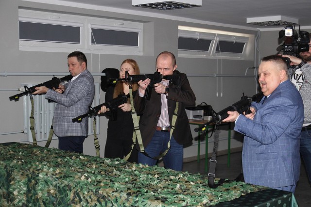 W Szkole Podstawowej nr 1 w Mońkach odbyło się oficjalne otwarcie wirtualnej strzelnicy (3.02). Po uroczystości zorganizowano pierwsze zawody strzeleckie z udziałem reprezentacji służb mundurowych, samorządu lokalnego oraz pracowników szkoły