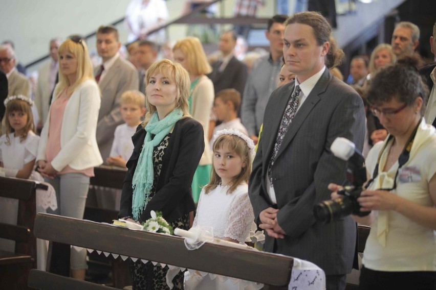 Komunia Święta w Katowicach w kościele na osiedlu Tysiąclecia [ZDJĘCIA]