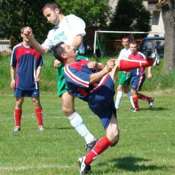 Pomocnik Adrian Buczyński z Otmętu walczy o piłkę z Krystianem Wistubą (z przodu).