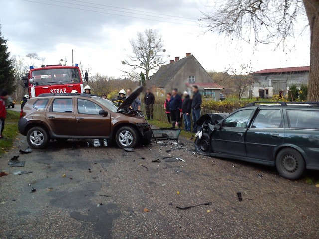 W sobotę po godz. 15 w miejscowości Wysoka koło Gardny Wielkiej czołowo zderzyły się Dacia Duster i Opel Vectra.