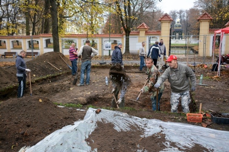 Park Branickich. Archeolodzy rozpoczęli wykopaliska. Szukają śladów pawilonu (zdjęcia, wideo)