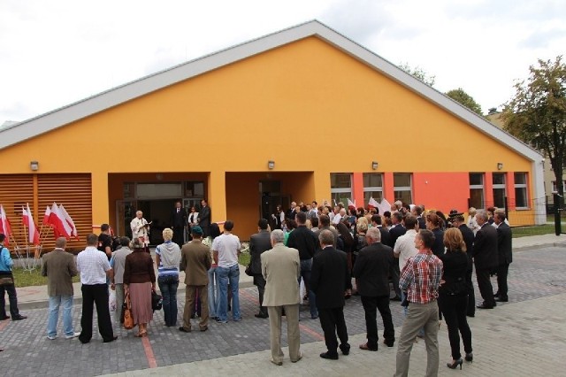W Jarosławiu oddano do użytku nowoczesne przedszkole miejskie. Nz. uroczyste otwarcie placówki.