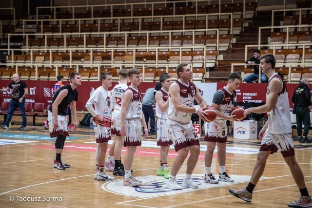 W niedzielę Spójnia wygrała na swoim parkiecie z drużyną Obry Kościan 102:51 w III lidze. Wiktor Grudziński tradycyjnie z nr 14