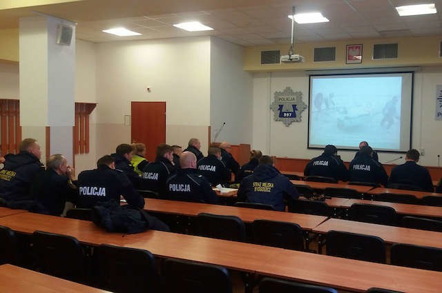 Odprawa bydgoskich policjantów przed nocnym patrolem