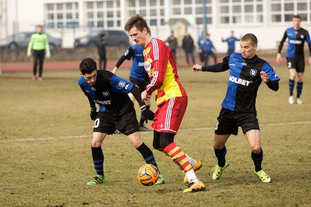 27 lutego w sparingu na Gdańskiej było 1:1. Na zdjęciu: bydgoszczanin Marcin Krzywicki z Chojniczanki (strzelił wtedy gola) oraz zawiszanie: Mica (z lewej) i Karol Danielak. Fot. Filip Kowalkowski