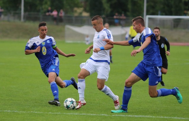 Ruch Chorzów (białe stroje) wygrał z UKS Ruch 8:1