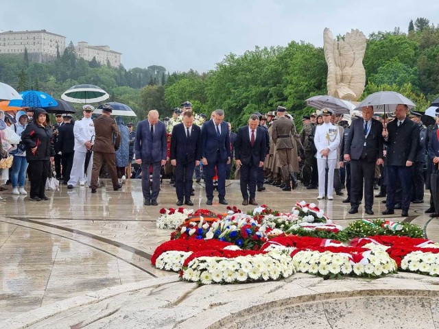 We Włoszech upamiętniono bohaterów spod Monte Cassino. Hołd generałowi Władysławowi Andersowi i jego żołnierzom oddali weterani, przedstawiciele władz państwowych, a także świętokrzyscy samorządowcy. Więcej na następnych zdjęciach >>>