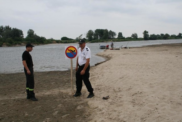 Tablice były ustawiane między innymi przez policjantów i strażaków. 