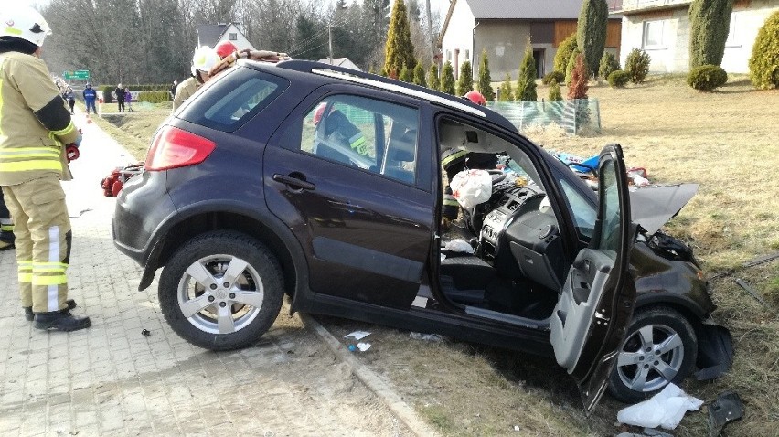 Biesna. Zderzenie autobusu z samochodem osobowym. Jedną osobę zabrało Lotnicze Pogotowie Ratunkowe, trzy inne trafiły do szpitala