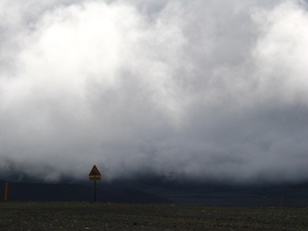 Zadumana dziś Islandia, w mgłach zagrzebana, milcząca