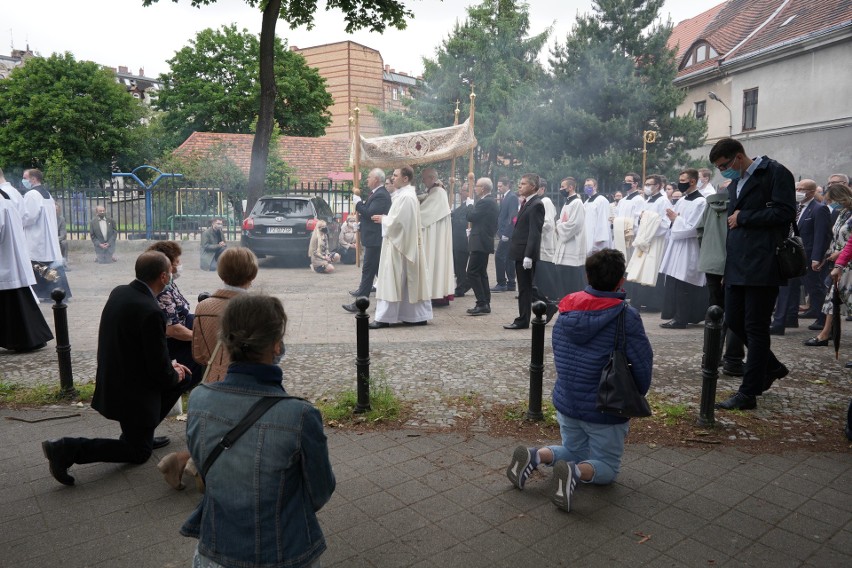 Tegoroczna centralna procesja w Poznaniu przyciągnęła setki...