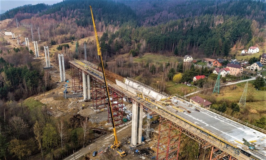 Przy budowie największej, prawie 950-metrowej estakady...