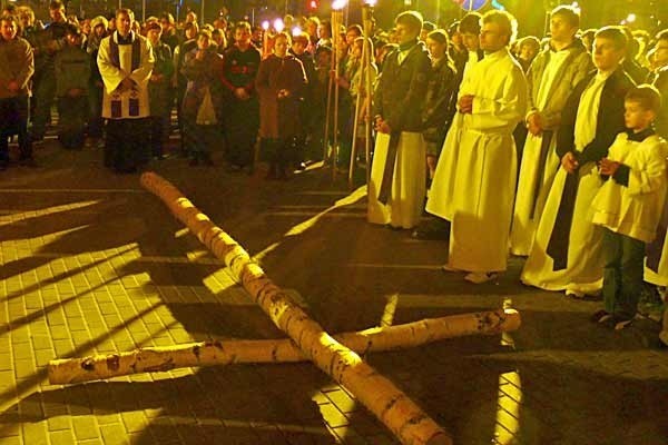 Ostatnia czternasta stacja Drogi krzyżowej.