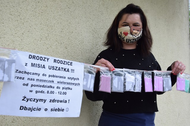 Dyrektorka przedszkola, Kamila Łopusiewicz postanowiła, że będzie szyć maseczki dla przedszkolaków i ich rodziców