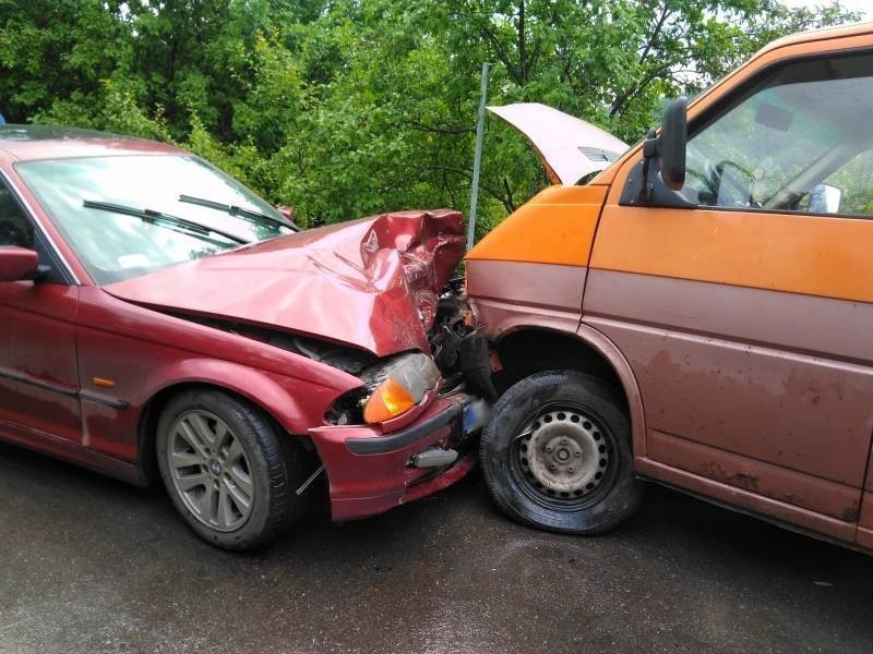 Wola Kosnowa. Zderzenie osobówki z dostawczym. Jedna osoba w szpitalu