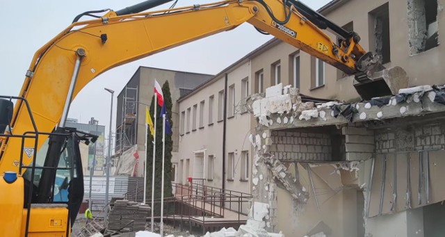 Ściana frontowa w urzędzie w Jasieńcu została wyburzona.