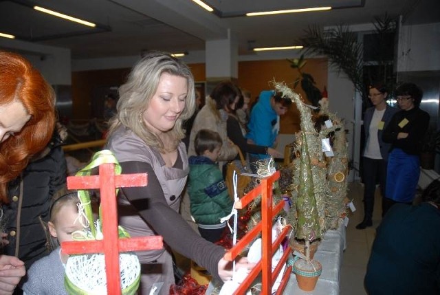 W holu MOK można było kupić ozdoby świąteczne wykonane przez Ewę Kociucką i Magdalenę Garbacz. Zainteresowanie było duże.