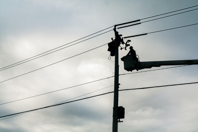 Brak prądu w LubuskiemEnea Operator cyklicznie planuje przerwy w dostawie energii elektrycznej. Powody mogą być r&oacute;żne, na przykład modernizacja sieci, przyłączenie nowych odbiorc&oacute;w czy konserwacja stacji transformatorowej.W komunikacie publikowanym co miesiąc przez Enea Operator znajdziemy dokładną listę miejsc, gdzie nie będzie prądu w Lubuskiem. Adresy i godziny. Sprawdziliśmy, gdzie nie będzie prądu w najbliższych dniach w wojew&oacute;dztwie lubuskim.Brak prądu - awariaPrzypominamy, że istnieje numer alarmowy, pod kt&oacute;rym uzyskamy wszelkie informacje dotyczące braku prądu w waszej okolicy. Zgłoszenia o awariach przyjmowane są przez całą dobę we wszystkie dni tygodnia pod bezpłatnym numerem telefonu - 991.Sprawdź, czy Tw&oacute;j dom jest na liście&gt;&gt;&gt;&lt;script async defer class=&quot;XlinkEmbedScript&quot;  data-width=&quot;640&quot; data-height=&quot;360&quot; data-url=&quot;//get.x-link.pl/43fc9d23-0693-2887-0642-fdfb3adedd86,7c3dea1d-6632-fb15-26e4-88e90380ccfc,embed.html&quot; type=&quot;application/javascript&quot; src=&quot;//prodxnews1blob.blob.core.windows.net/cdn/js/xlink-i.js?v1&quot; &gt;&lt;/script&gt;