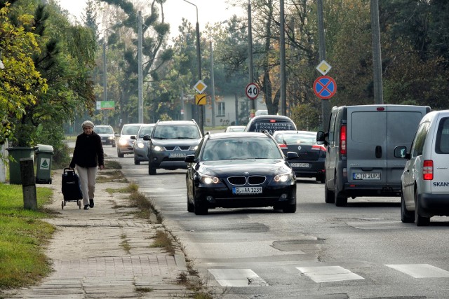 Mieszkańcy Kaszczorka skarżą się nie tylko na dziury w jezdni, ale także na coraz większy ruch na osiedlu