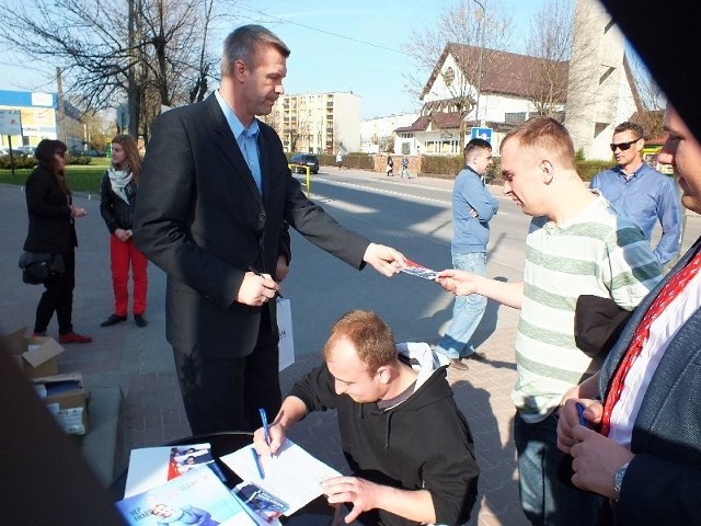 Tym, co podpisali listę poparcia Bogdan Wenta wręczał swoje ulotki z autografem
