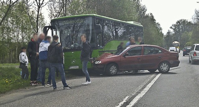 Do zdarzenia doszło w środę (10 maja) na drodze koło Zielonej Góry Zawady. Młody kierowca renault podczas wyprzedzania uderzył w autobus.