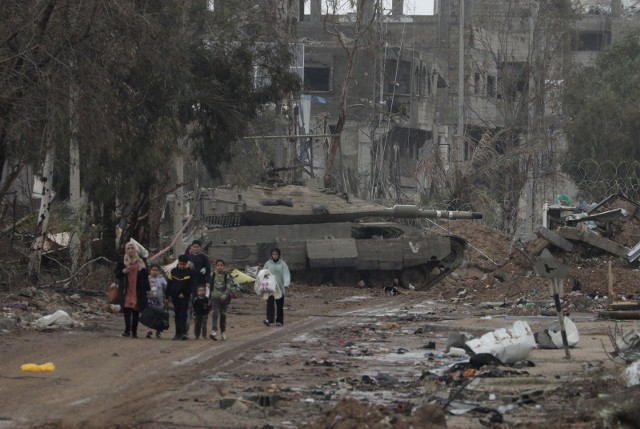 Część Palestyńczyków, którzy nadal przebywali w środkowej Gazie, ruszyła na południe