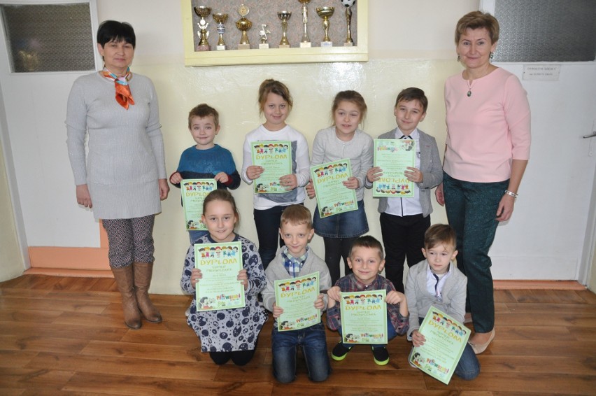 Nagrodzone dzieci wraz z dyrektor Elżbietą Krupą (z lewej)...