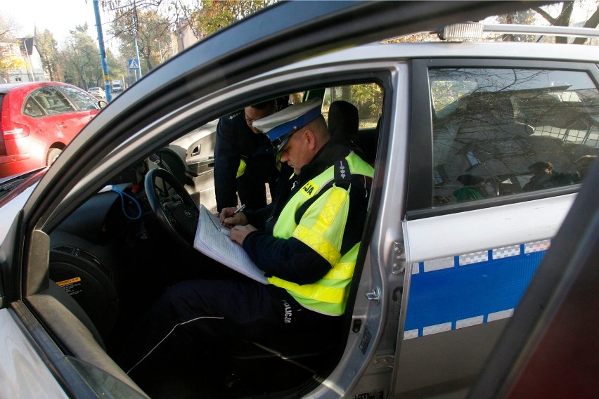 Większość Polaków chce płacić za mandaty bezgotówkowo. Taka opcja staje się dostępna w praktyce