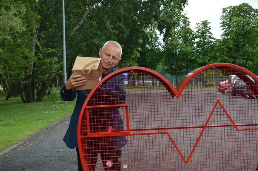 Przy budynku Hali Widowiskowo-Sportowej w Inowrocławiu...