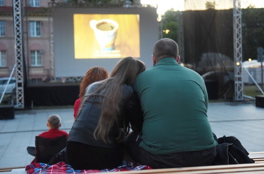 Jak do kina, to tylko pod chmurką! Ruszyły projekcje filmów na placu Teatralnym. W ramach Lata Muz Wszelakich zobaczymy niezłe hity 