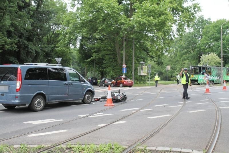 Wypadek na Mickiewicza. Mercedes wjechał w motocykl,...