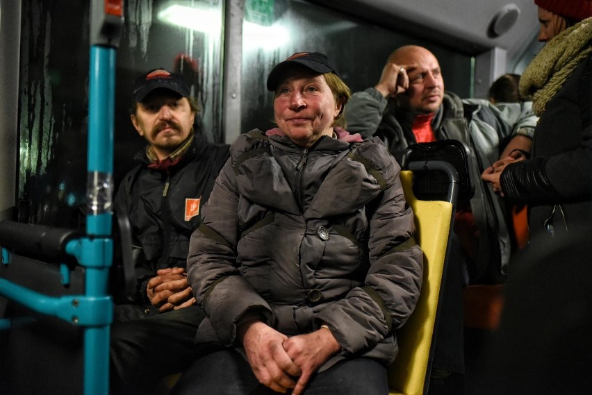 Wykładowca z Poznania kupił autobus, by pomagać bezdomnym