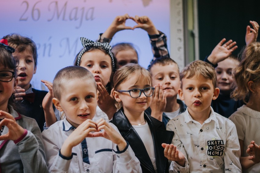 Pierwszaki z Sędziszowa świętowały Dzień Mamy. Zaśpiewały...