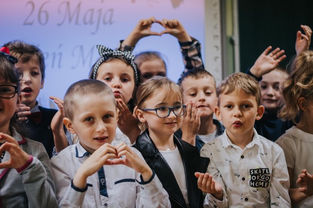 Pierwszaki z Sędziszowa świętowały Dzień Mamy. Zaśpiewały dla nich piosenkę i przesłały moc buziaków.