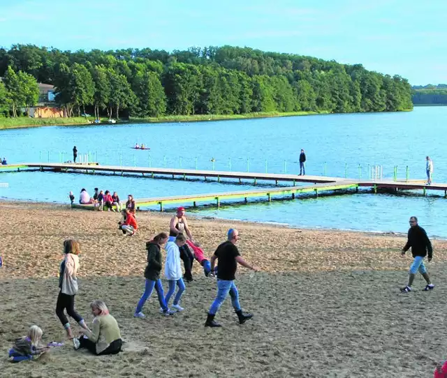 Plaża w Sierakowie świeci pustkami. Kapryśna pogoda odstrasza