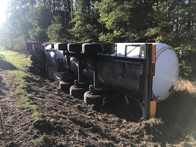 Cysterna z gazem leży w rowie na trasie koło Nowogrodu Bobrzańskiego. Do zdarzenia doszło przed godz. 9.00 w poniedziałek, 8 października.  Na miejscu są służby ratunkowe.  Cysterna z gazem jechała z Żagania w kierunku Nowogrodu Bobrzańskiego. Nagle kierowca wpadł w poślizg i stracił panowanie nad autem. Cysterna wpadła z drogi i przewróciła się na bok. Na miejsce przyjechały służby ratunkowe. Na szczęście nie doszło do wycieku gazu. – Nie ma utrudnień w ruchu. Zaczną się kiedy cysterna będzie wyciągana z rowu – mówi Marek Dziubałka z pomocy drogowej. Wtedy droga z pewnością zostanie zamknięta dla 26-latek zdewastował "Park Miłości" w Lubniewicach.  Dlaczego to zrobił?