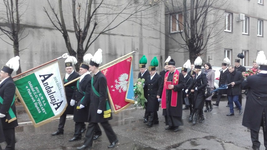 Barbórka w Piekarach Śląskich: górnicy przeszli z orkiestrą z kopalni do bazyliki ZDJĘCIA