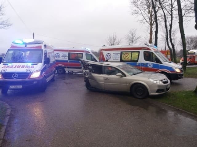 Zderzenie trzech samochodów w Bobrowicach. Jedna osoba w szpitalu