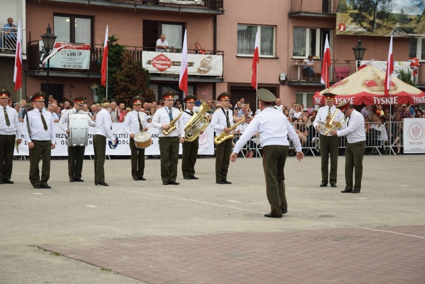 Parada i tańce instrumentalistów w Skale. Festiwal Orkiestr Wojskowych i Dętych