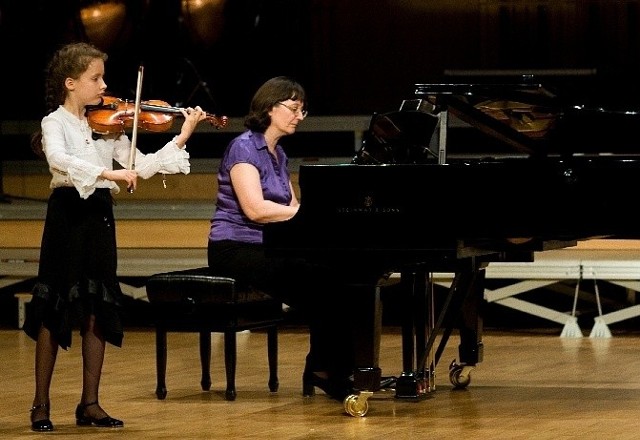 Młodziutka skrzypaczka Emilia Jarocka gra wyśmienitym dźwiękiem. Już wie, że 2010 roku zagra w niemieckiej Akademii Smyczkowej.